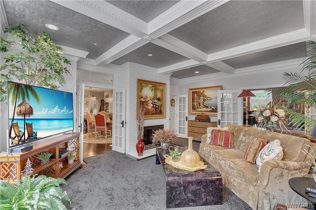 163 Roxbury Park