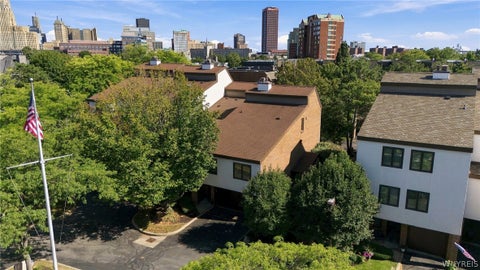 Photo of 10 Harbour Pointe Cmn, Buffalo, NY 14202 (MLS # B1715148)