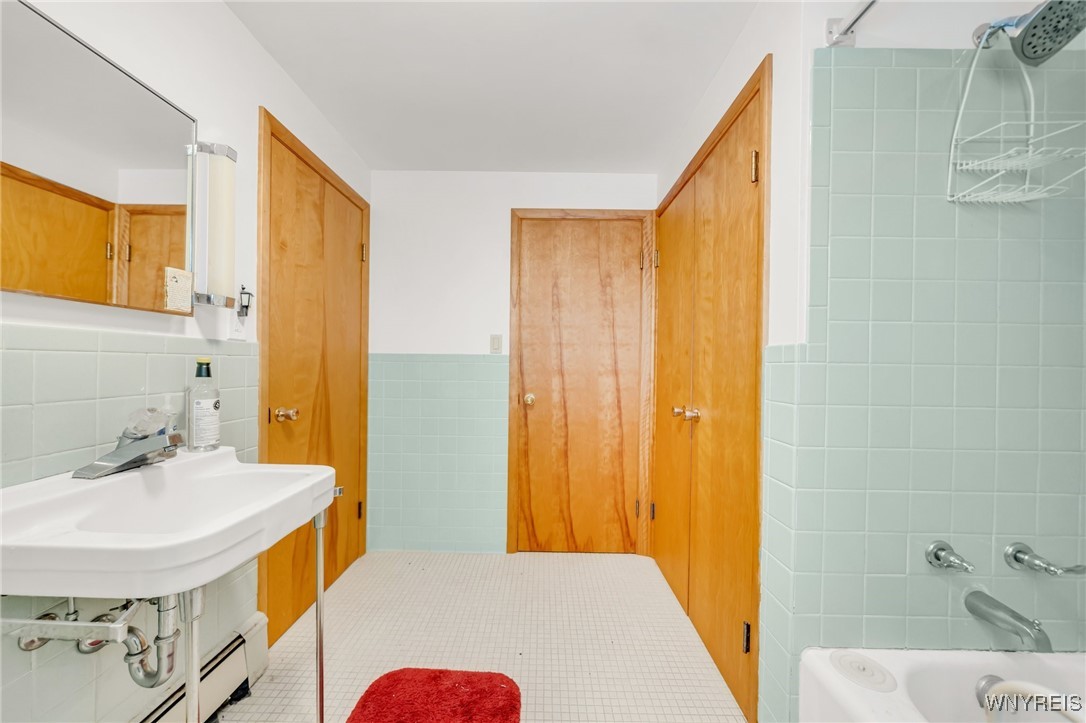 Yates, New York 14098, United States, 5 Bedrooms Bedrooms, ,3 BathroomsBathrooms,Residential,Active,2673