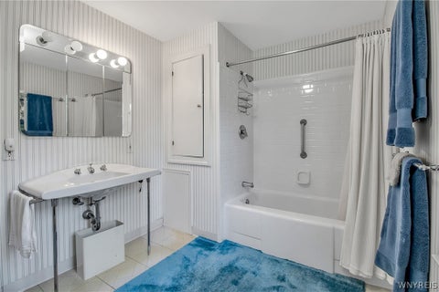 Tiny photo for 32 Saint Georges SQ, Buffalo, NY 14222 (MLS # B1695471)