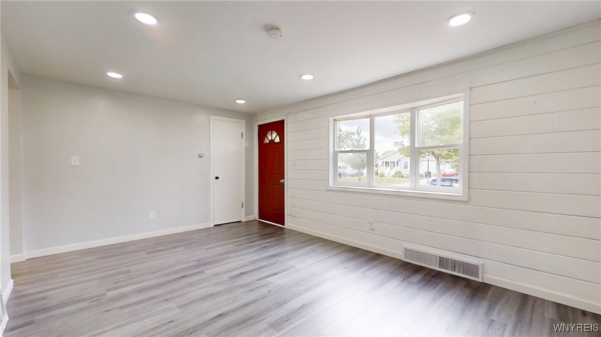 370 W Girard Boulevard, Tonawanda, New York image 9