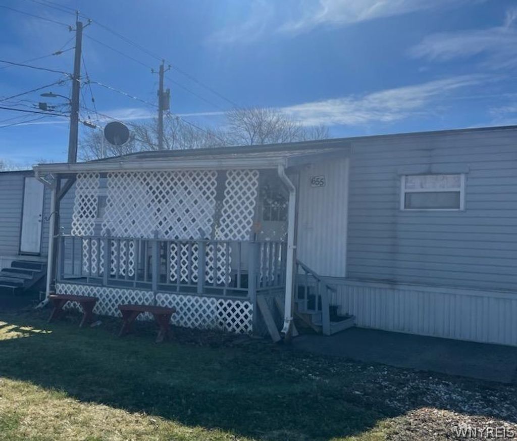 Photo of 655 Roger Drive, Niagara, NY 14304 (MLS # B1665796)