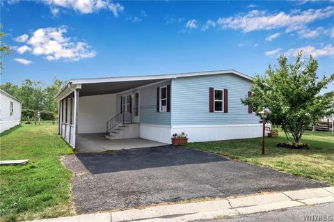 Photo of 1227 Parkwood Drive, Lockport Town, NY 14094 (MLS # B1684825)
