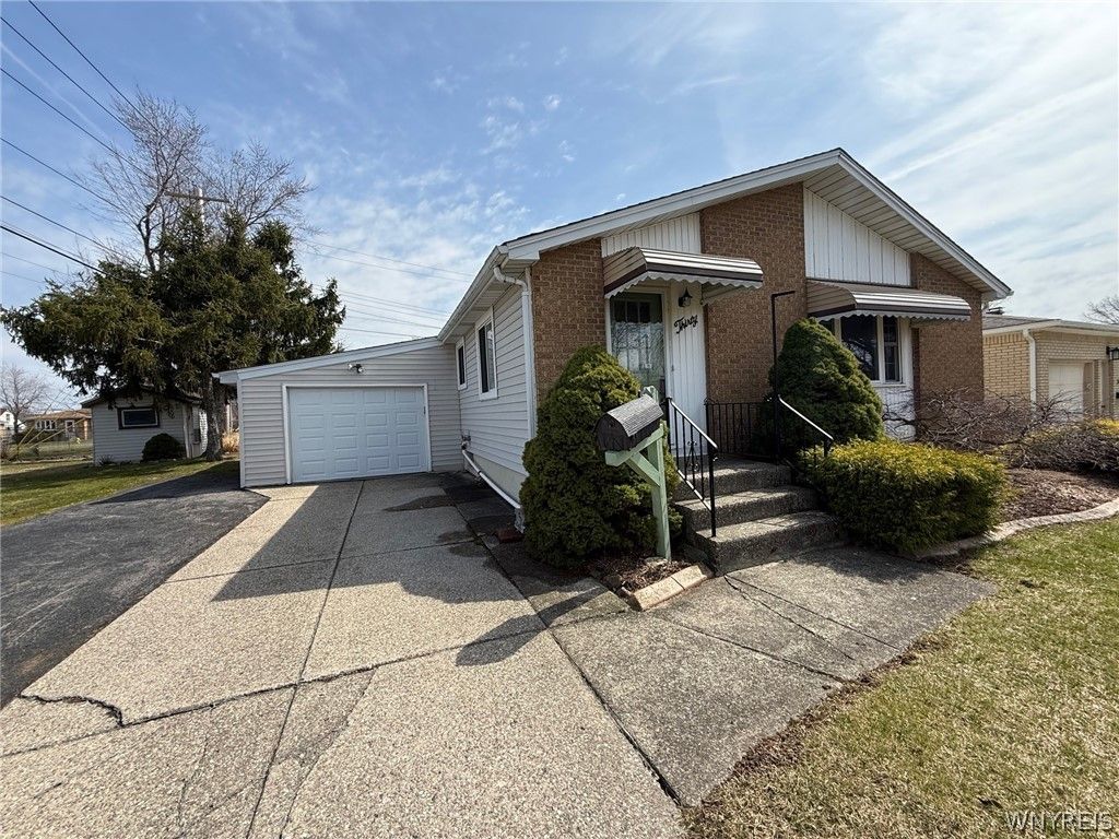 Photo of 30 Betty Lou Lane, Cheektowaga, NY 14225 (MLS # B1670057)