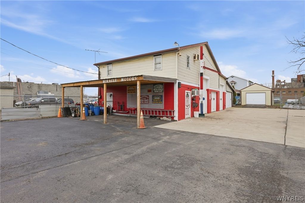 Photo of 2910 Louisiana Avenue, Niagara, NY 14305 (MLS # B1667446)