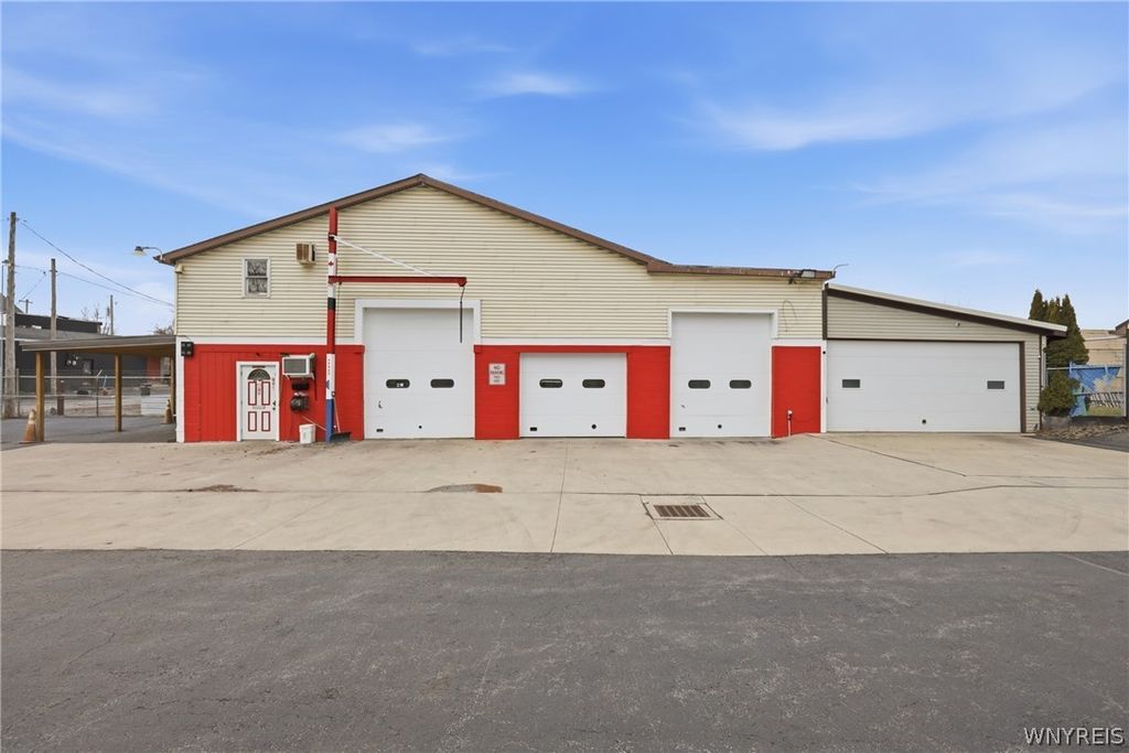 Photo of 2910 Louisiana Avenue, Niagara, NY 14305 (MLS # B1667446)