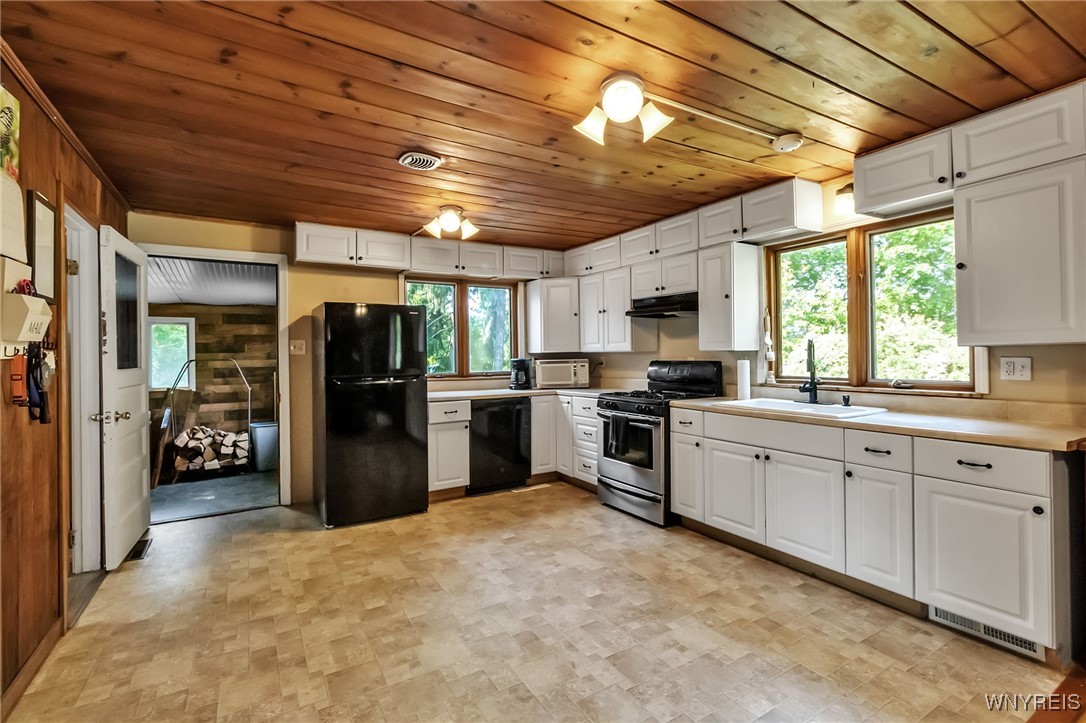 5648 Godfreys Pond, Stafford, New York image 12