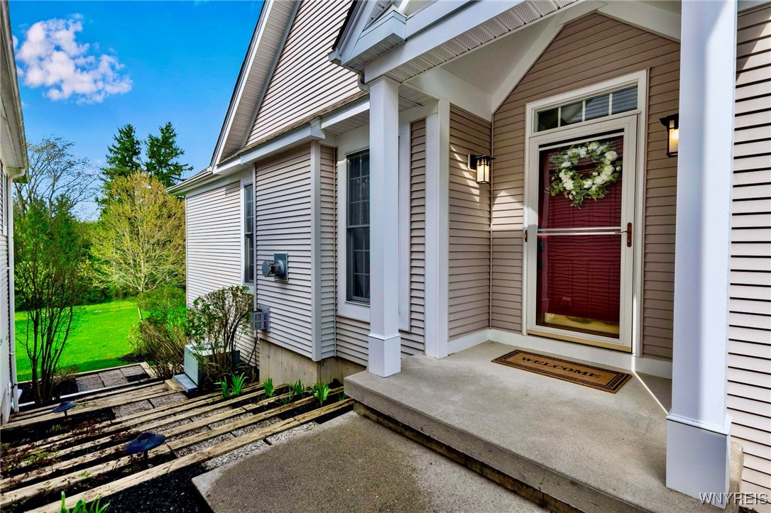33 Brookins Green Drive, Orchard Park, New York image 2