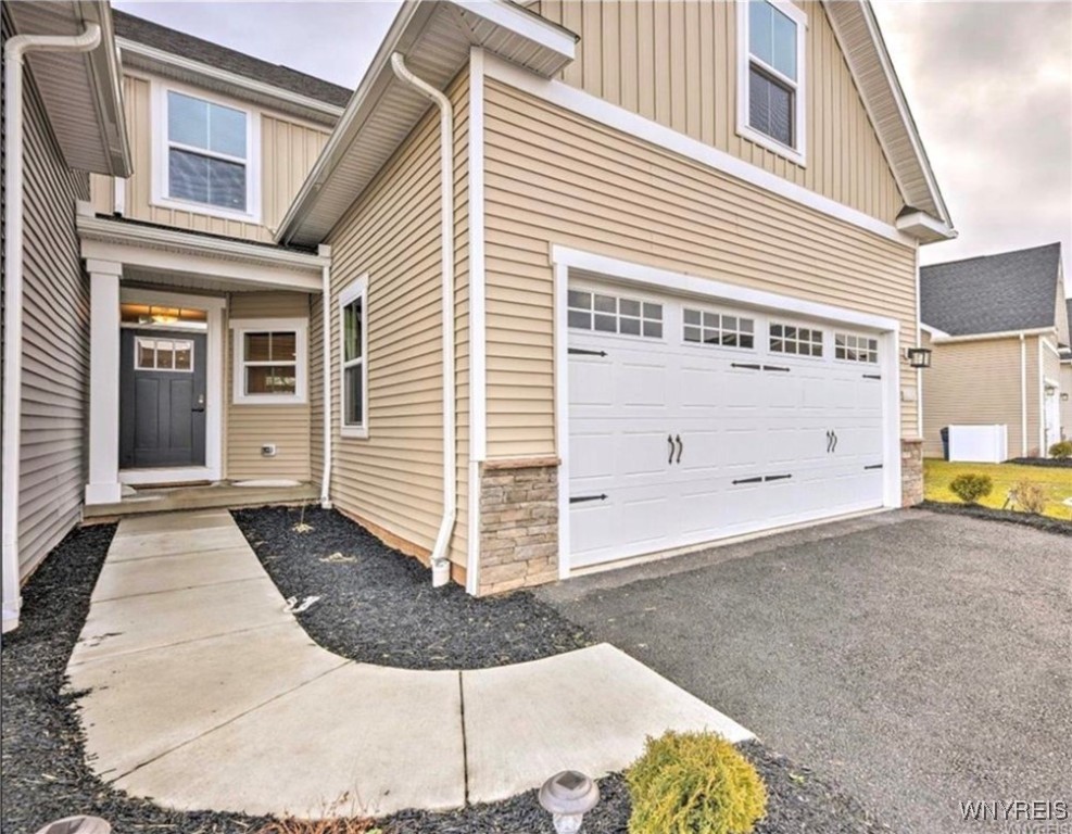 173 Sandstone Circle, Grand Island, New York image 2