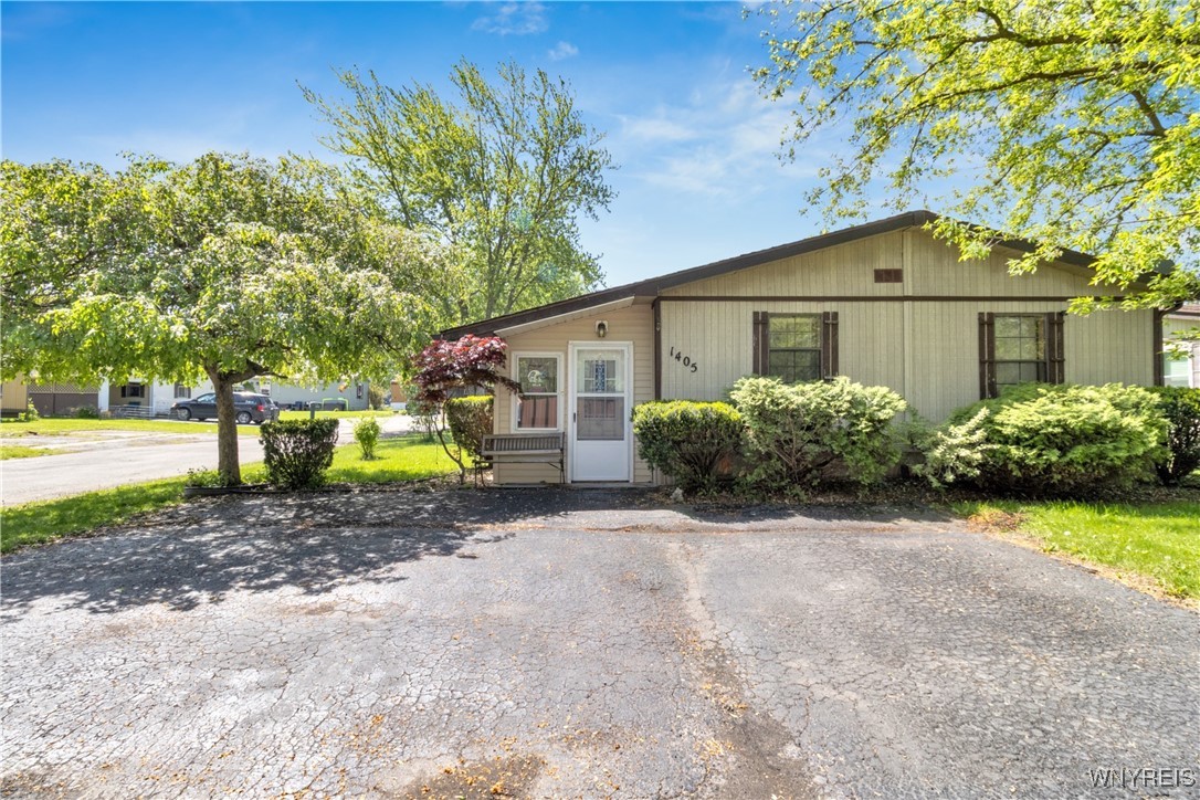 1405 Elderberry Pl, Niagara Falls, New York image 3