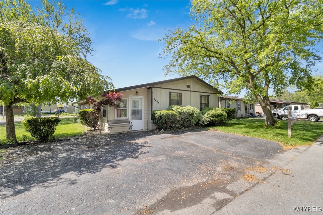1405 Elderberry Pl, Niagara Falls, New York image 1