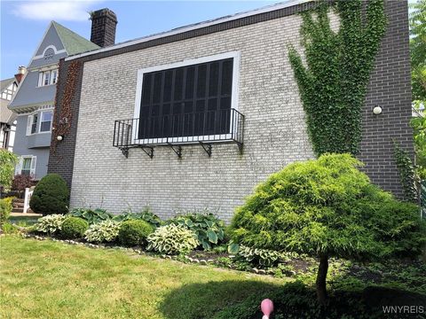 Photo of 216 Summer Street #7, Buffalo, NY 14222 (MLS # B1569947)