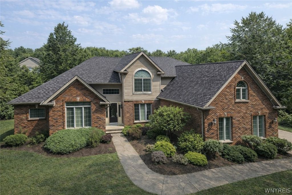 Photo of 22 Woodthrush Trl, Orchard Park, NY 14127 (MLS # B1665251)