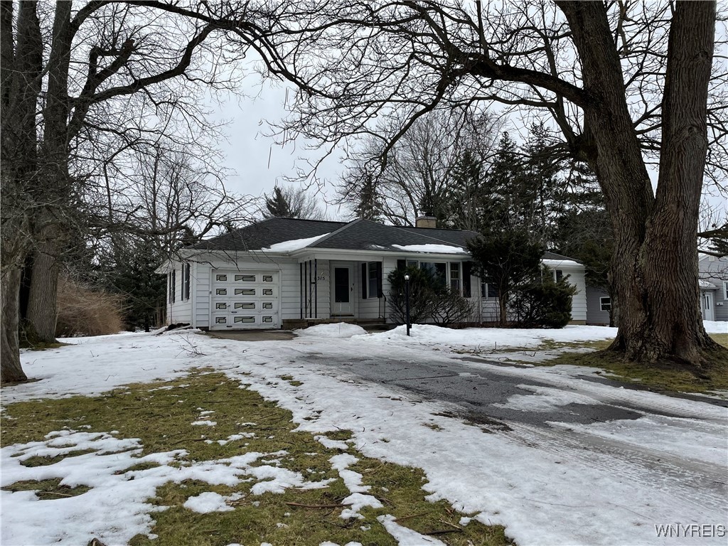 8315 Hirschwood Drive, Clarence, New York image 1