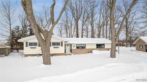 Tiny photo for 72 Boxwood Circle, Hamburg, NY 14075 (MLS # B1657288)