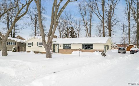 Photo of 72 Boxwood Circle, Hamburg, NY 14075 (MLS # B1657288)