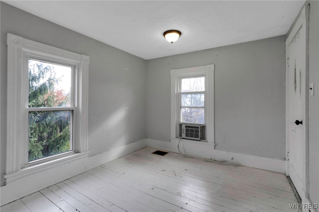 Royalton, New York 14105, United States, 5 Bedrooms Bedrooms, ,2 BathroomsBathrooms,Residential,Pending,33469