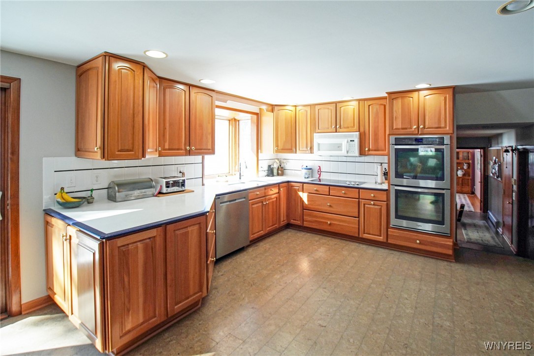 9119 Hillview Drive, Clarence, New York image 3