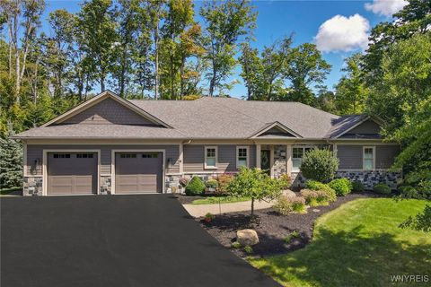 Photo of 4 Woodshire Court, Orchard Park, NY 14127 (MLS # B1651291)