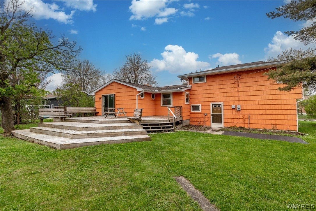 300 Oakwood Drive - Photo 2