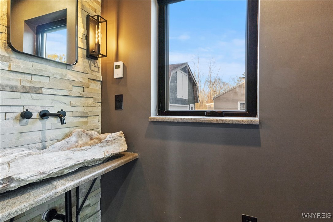 5554 Lake Avenue, Orchard Park, New York image 14