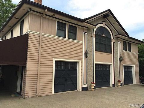 Photo of 100 Lincoln Parkway #Carriage House, Buffalo, NY 14222 (MLS # B1621670)