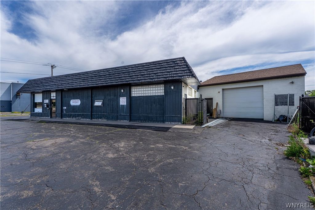 Photo of 2323 Hyde Park Boulevard, Niagara Falls, NY 14305 (MLS # B1693095)