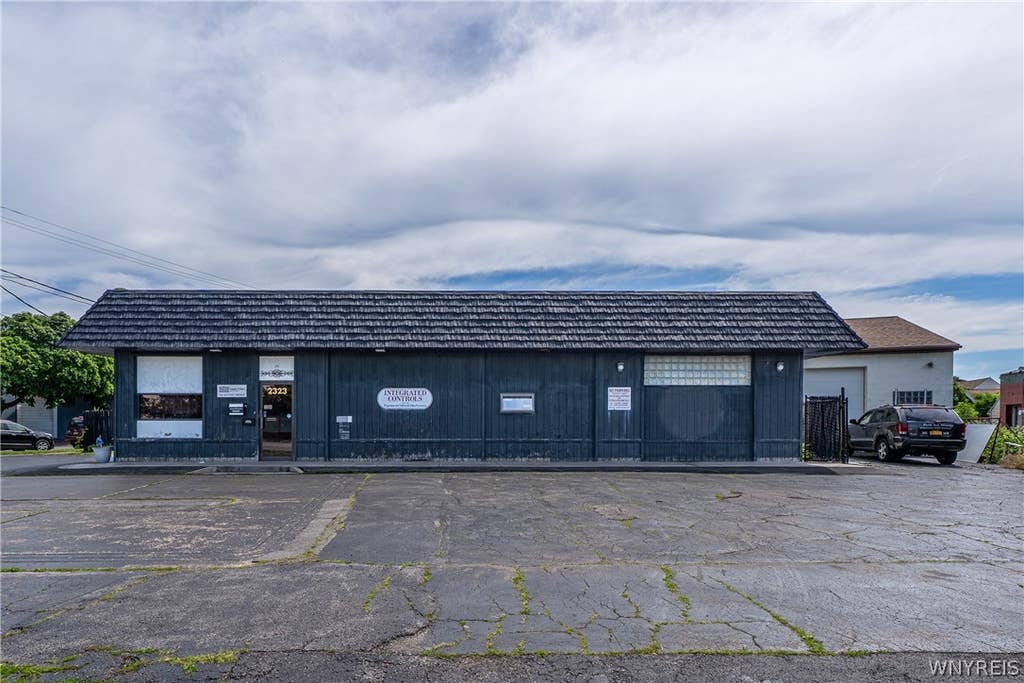 Photo of 2323 Hyde Park Boulevard, Niagara Falls, NY 14305 (MLS # B1693095)