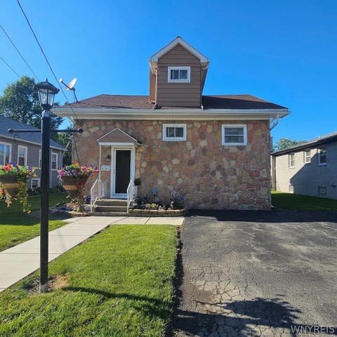 Homes For Sale - 8150 W Rivershore Drive<br/> Niagara Falls, NY 14304