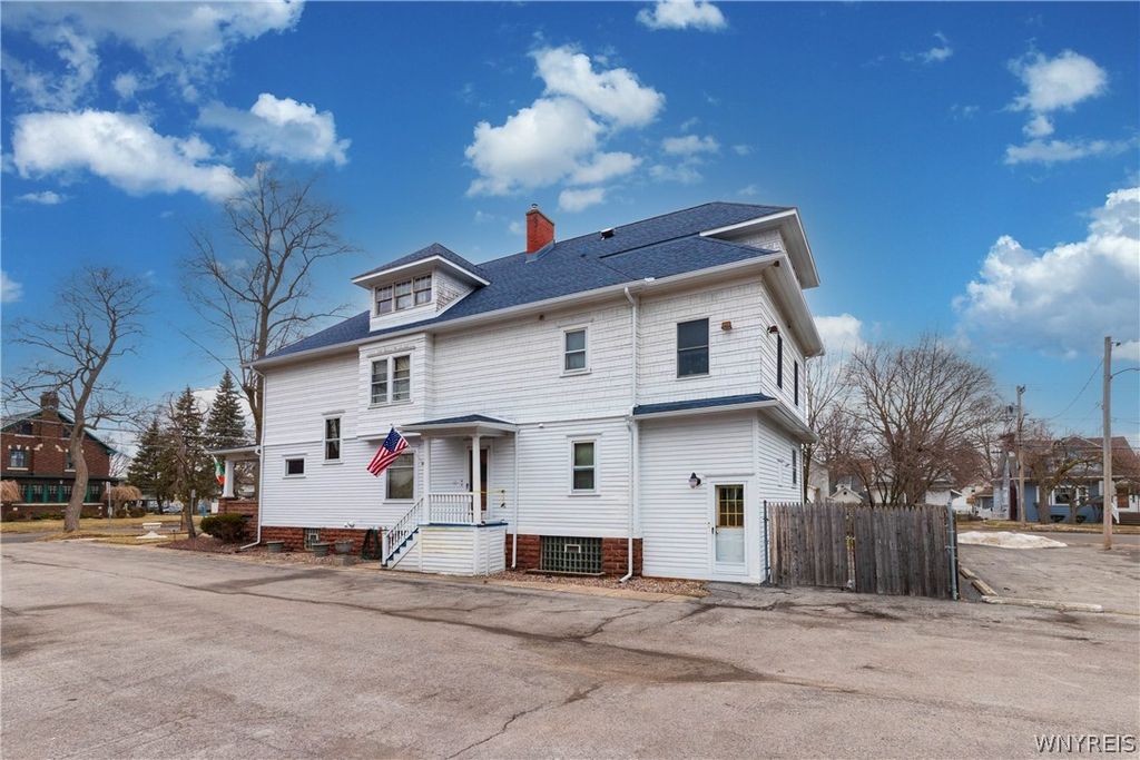 Photo of 319 Wheatfield Street 1S St, North Tonawanda, NY 14120 (MLS # B1666529)