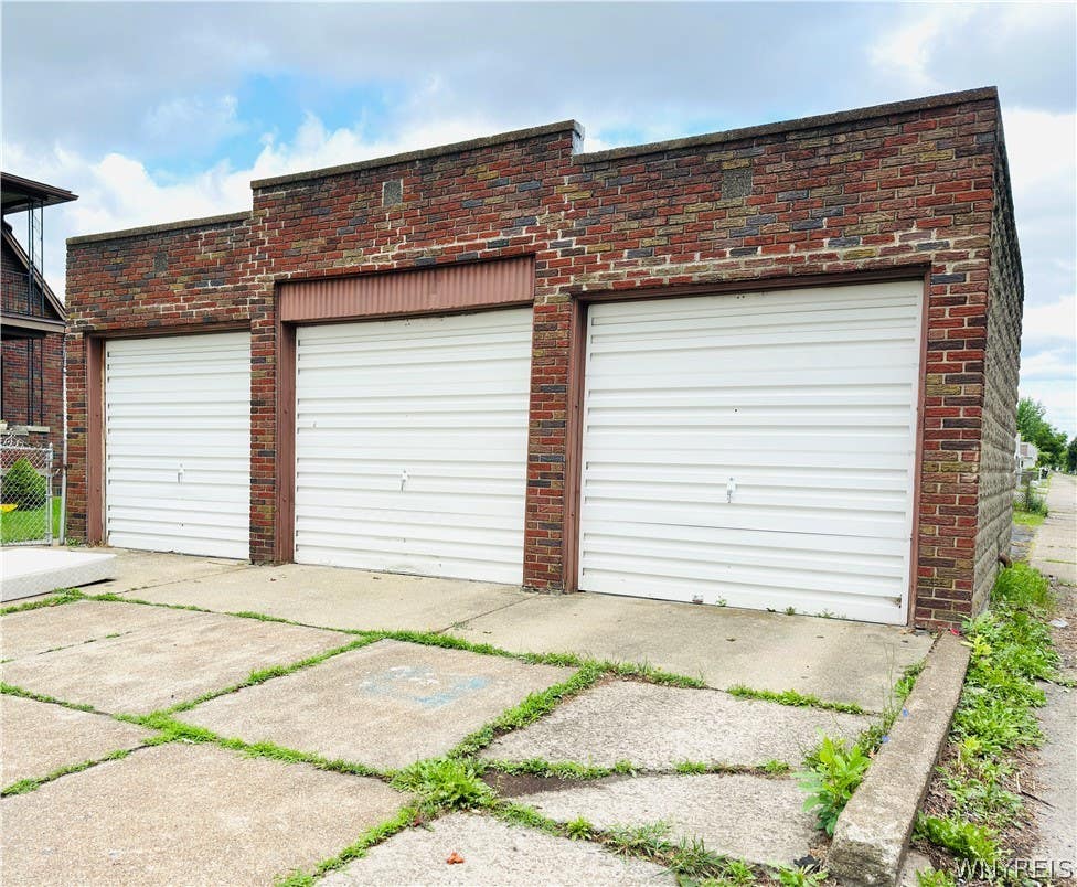Photo of 2498 Woodlawn AVE #Upper, Niagara Falls, NY 14301 (MLS # B1701548)