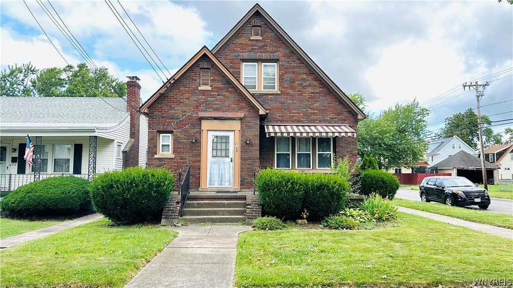 Photo of 2498 Woodlawn AVE #Upper, Niagara Falls, NY 14301 (MLS # B1701548)