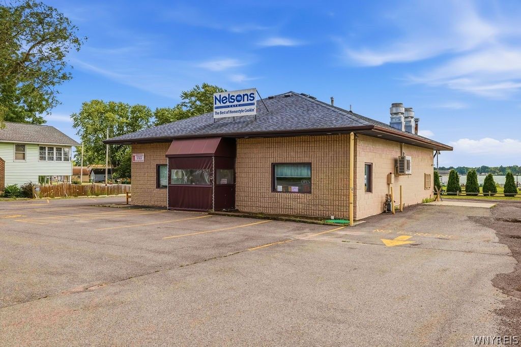 Photo of 2298 River Road, Wheatfield, NY 14304 (MLS # B1700175)
