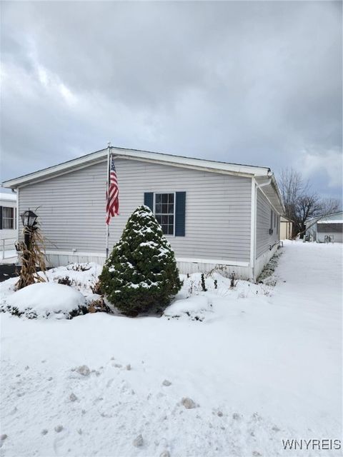 Tiny photo for 352 Applewood Drive, Lockport Town, NY 14094 (MLS # B1654856)