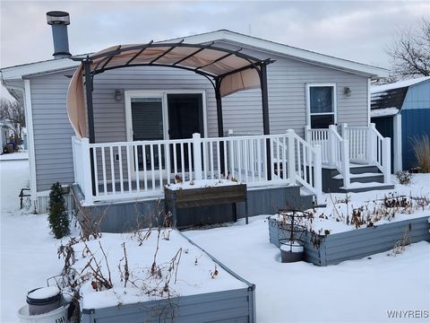 Tiny photo for 352 Applewood Drive, Lockport Town, NY 14094 (MLS # B1654856)
