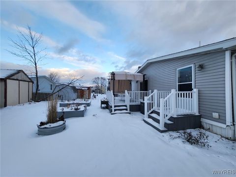 Tiny photo for 352 Applewood Drive, Lockport Town, NY 14094 (MLS # B1654856)