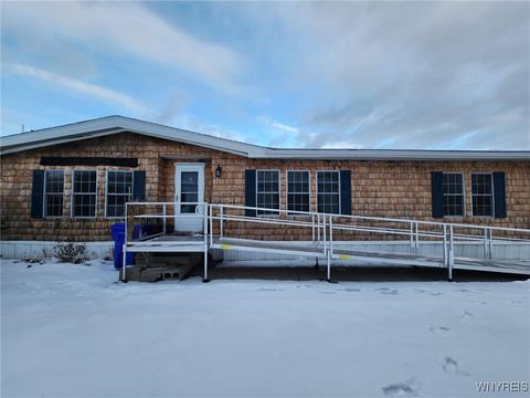 Photo of 352 Applewood Drive, Lockport Town, NY 14094 (MLS # B1654856)