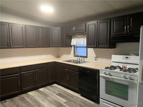 Tiny photo for 12 N Whispering Lane, Hamburg, NY 14075 (MLS # B1655298)