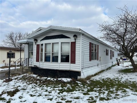 Tiny photo for 12 N Whispering Lane, Hamburg, NY 14075 (MLS # B1655298)