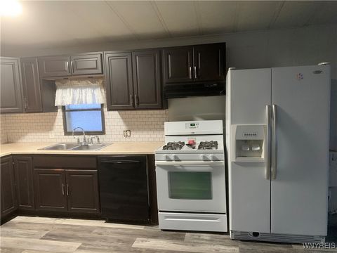 Tiny photo for 12 N Whispering Lane, Hamburg, NY 14075 (MLS # B1655298)