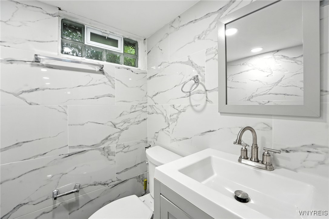 Buffalo, New York 14210, United States, 3 Bedrooms Bedrooms, ,2 BathroomsBathrooms,Residential,Active,190096