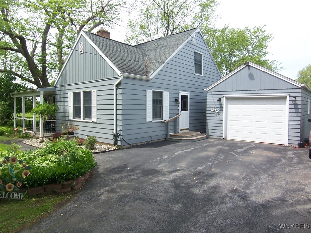 8330 Greiner Road, Clarence, New York image 1