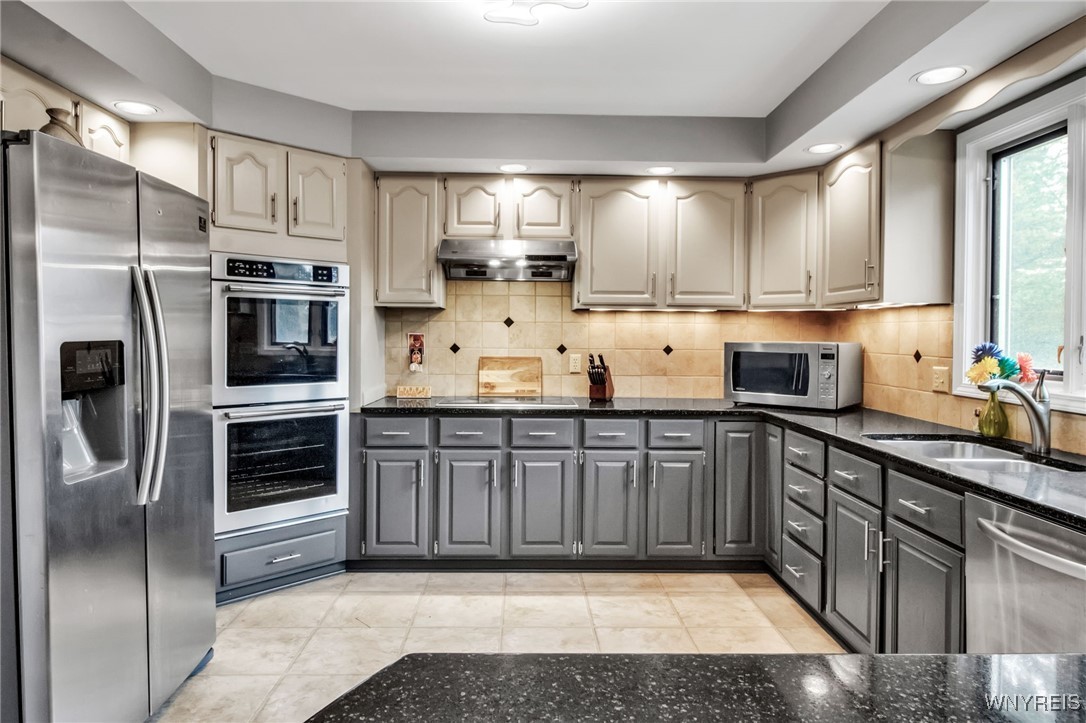 8395 Black Walnut Drive, Clarence, New York image 16