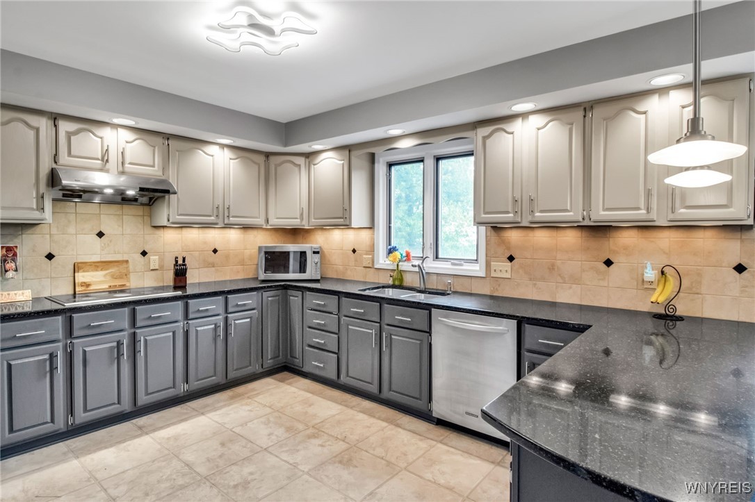 8395 Black Walnut Drive, Clarence, New York image 15