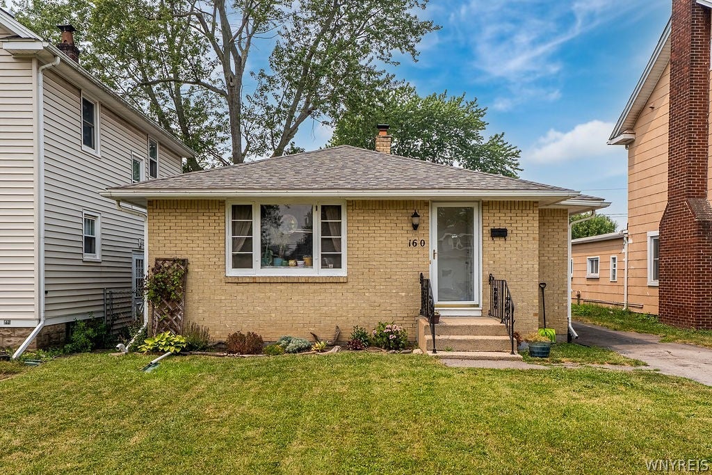 Photo of 160 Parkhurst Boulevard, Tonawanda, NY 14223 (MLS # B1699395)