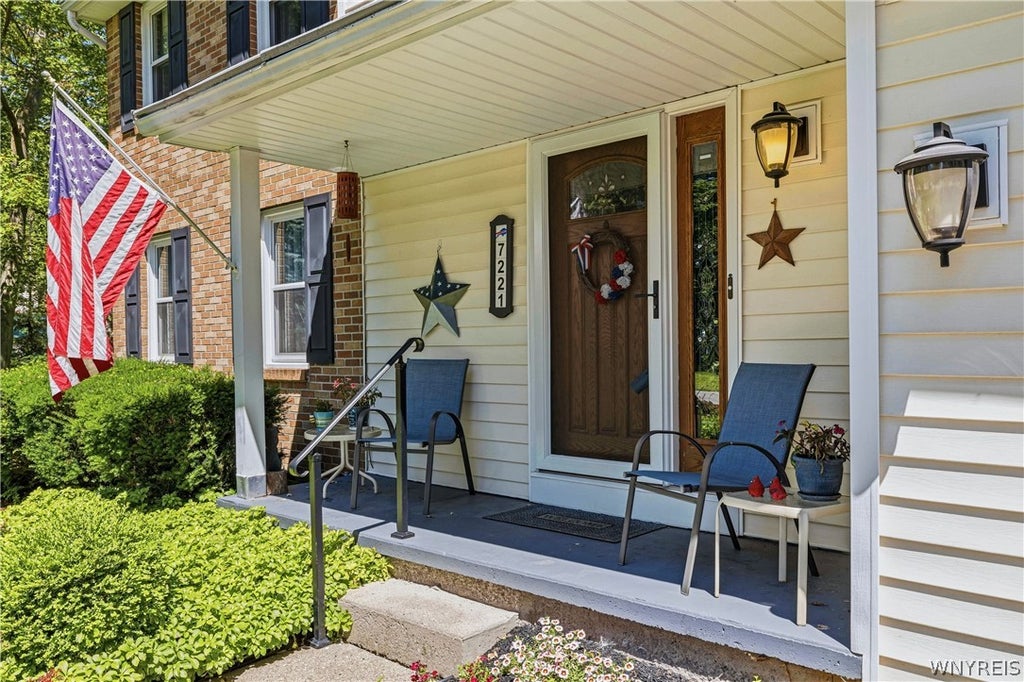 Photo of 7221 Woodhaven Drive, Lockport Town, NY 14094 (MLS # B1694592)