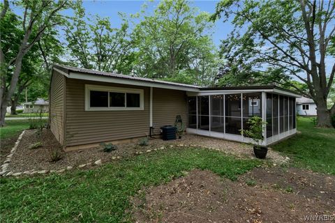 Tiny photo for 449 Kenwood Drive, Lewiston, NY 14092 (MLS # B1689946)