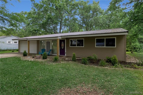 Photo of 449 Kenwood Drive, Lewiston, NY 14092 (MLS # B1689946)