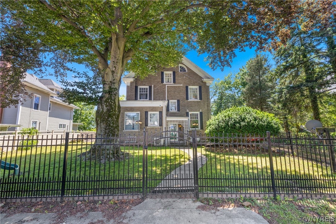 1 Hillcrest Street