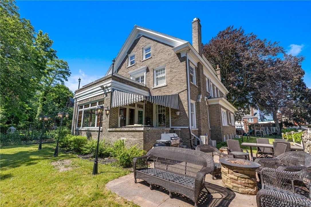1 Hillcrest Street